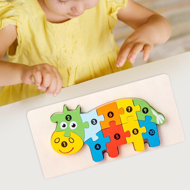 Detaliu piese puzzle lemn vacuță