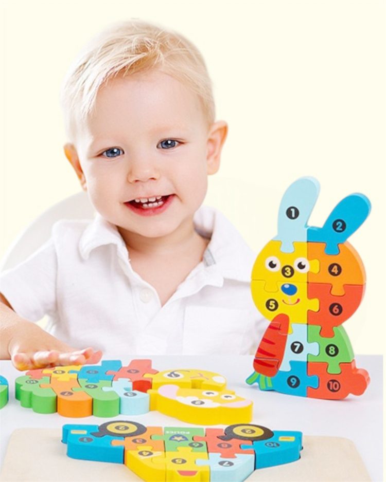 Puzzle iepure în mâinile copilului