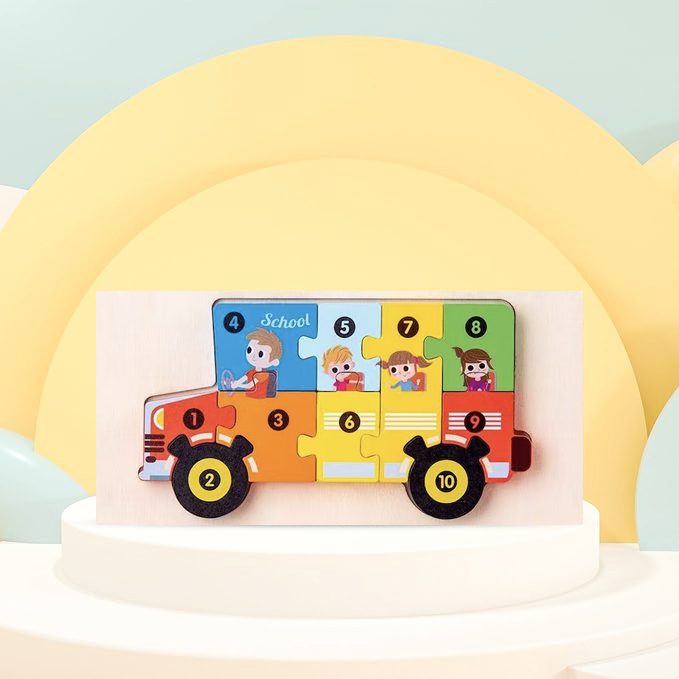 Copil jucând cu puzzle Montessori din lemn